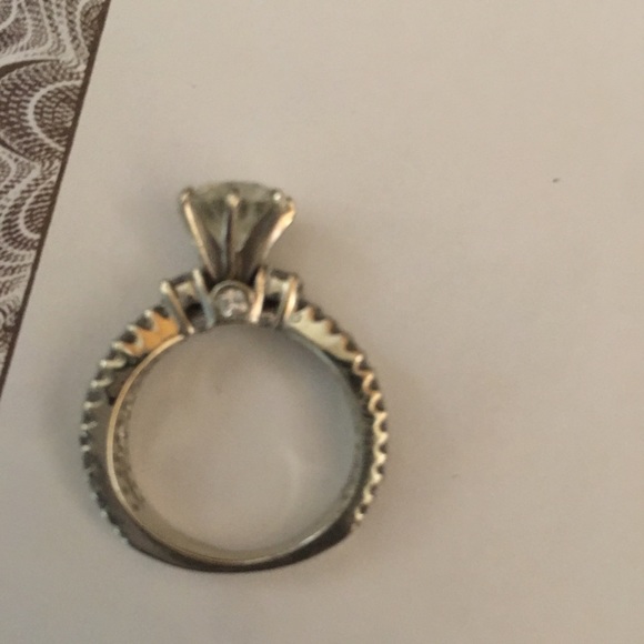 Beautiful engagement ring - Picture 3 of 5